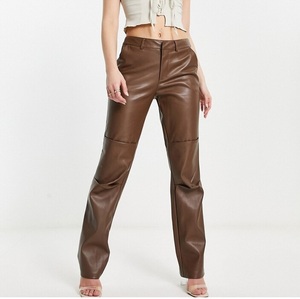 Gran oferta de pantalones con abertura de cuero PU de cintura alta personalizados para mujer, pantalones de campana marrones, estilo motorista, ropa de invierno frontal plana para mujer - Product Image 1