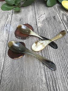 Cuillère en corne de buffle naturelle, fabriquée à la main et polie, parfaite pour servir des épices, des condiments ou pour une utilisation décorative sur la table, de haute qualité - Product Image 3