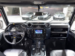 SUPER OFERTA: LA-ND RO-V-ER DE-FEN-DER 110 KAHN 1995 CON KIT DE CARROCERÍA ANCHA, MOTOR V8 PERSONALIZADO, TRANSMISIÓN AUTOMÁTICA Y ASIENTOS DE CUERO - Product Image 2