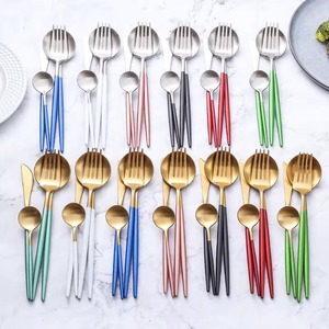 Lot de 8 couverts élégants en plaqué or avec de longues poignées en métal lavables au lave-vaisselle pour la salle à manger, la cuisine et les cadeaux de mariage - Product Image 6