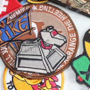 Écussons brodés à coudre avec logo personnalisé et badges durables avec perles pour uniformes et vestes professionnels - Product Image 1