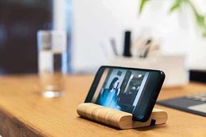 Support mobile en bois de luxe pour table, station de téléphone élégante faite à la main pour la maison, le bureau et les cadeaux, et support mobile en bois flexible - Product Image 3