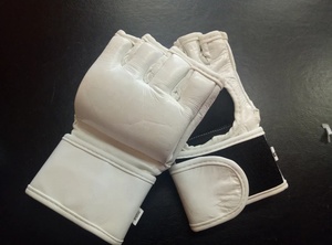 Gants de MMA personnalisés à marque privée, haute qualité, fermeture auto-agrippante, matière PU respirante, demi-doigts, unisexe, pour le sparring - Product Image 2