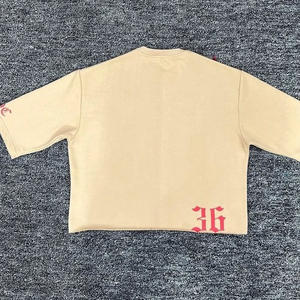 T-shirt court personnalisé pour homme en coton, col en V, coupe carrée, avec broderie, imprimé, patchwork en maille cousue et appliqué, et motifs découpés - Product Image 5