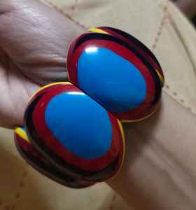 Bracelet de bijoux fantaisie en résine fabriquée à la main de haute qualité pour femmes, brin de couleur de marque d'Inde, artisanat en résine - Product Image 1