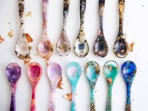 CUILLÈRES KEEPSAKE THE PARTY FAVOR avec fleursHandmade Set de cuillères à salade en résine Design élégant Cuillère en résine verte et noire - Product Image 6