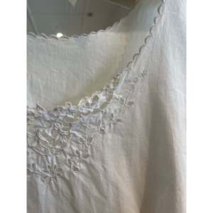 Robe de nuit vintage en lin français Celeste - Product Image 3