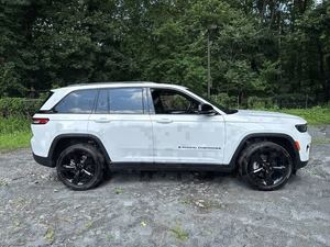 UNA BUENA COCHEBOLSA USADA G-RAND CHEROKEE 2023 DE 8 VELOCIDADES, TRACCIÓN EN LAS 4 RUEDAS, 293 HP, MOTOR V6 DE 3.6L, TRANSMISIÓN AUTOMÁTICA - Product Image 5