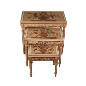 Ensemble de tables gigognes classiques en bois avec plateau décoratif peint et détails sculptés pour salons élégants et décoration intérieure - Product Image 4
