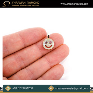 Vente en gros de collier souriant minimaliste en or massif 10 carats délicat et personnalisé avec pendentifs de charme en moissanite et diamant tendance - Product Image 3