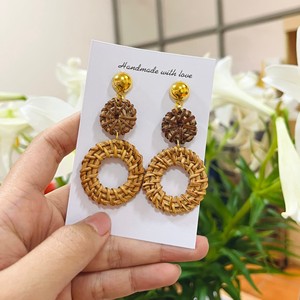 Boucles d'oreilles pendantes bohèmes faites à la main avec anneau plaqué or et tressage en corde de chanvre pour femmes - Product Image 3