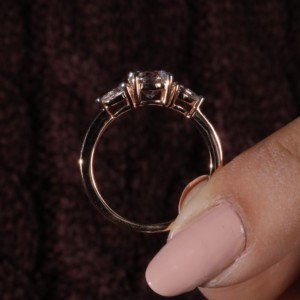 Bague en or véritable 18 carats à trois pierres avec diamant rond cultivé en laboratoire certifié HPHT CVD diamant certifié IGI - Product Image 4