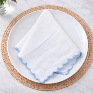 Servilleta de tela de algodón suave color azul ceniza con borde festoneado para eventos de restauración - Product Image 5