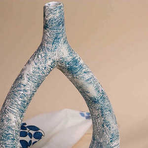 แจกันเซรามิคทรงสามเหลี่ยมสีเขียวอมฟ้าลายเท็กซ์เจอร์ทันสมัย ของตกแต่งบ้านสไตล์อาร์ตเดโค สำหรับใช้ภายในอาคาร - Product Image 4