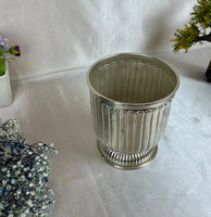 Grand vase de jardinière en métal argenté de luxe pour l'intérieur avec pot de fleurs surélevé Miroir de sol élégant pour le jardin et l'intérieur