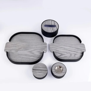 Plateau de service en cuir multi-usages au design polyvalent adapté pour servir facilement des boissons, des collations et des repas - Product Image 6