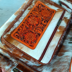 กระเป๋าเป้สะพายหลังหนังวัวแท้สไตล์วินเทจ งานแฮนด์เมด ดีไซน์แบบอินเดียนโรดิโอ พร้อมซิปและพู่ห้อย สำหรับเดินทาง  ขายดีอันดับต้นๆ สำหรับสาวๆ ที่ชอบสไตล์คาวเกิร์ล - Product Image 4