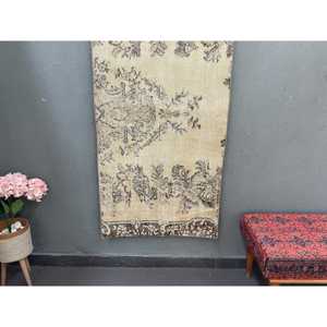 Alfombra Pequeña Vintage de 2.6x5.3 pies (80x163 cm), Alfombra Turca de Lana con Diseño Floral Beige - Product Image 1