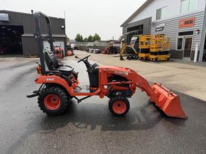Offre Spéciale : Tracteur Agricole L4060 70 CV avec Chargeur Frontal LA905 Rouge, Transmission Intégrale 4x4, Haute Productivité - Product Image 3