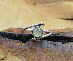 Anillo de Compromiso Minimalista de Plata de Ley 925 con Circonita Verde y Baño de Rodio, con Gema Redonda, para Unisex, Regalo para Fiestas - Product Image 4