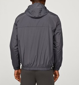 Chaqueta Cortavientos con Capucha Negra para Hombre, Impermeable y Resistente al Viento, Personalizada OEM para Actividades al Aire Libre - Product Image 4