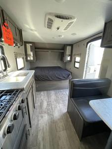 5ZT2SSGC9LE014449 Camping-car de voyage 18FQ d'occasion de qualité industrielle, modèle 2020, avec lit Queen, salle de bain complète et kitchenette, OEM - Product Image 3