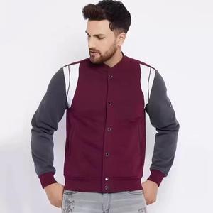 Chaqueta Bomber Varsity de lona con manga de cuero de pez personalizada, chaqueta de invierno ajustada con forro polar, botón de piel de oveja para hombres y mujeres - Product Image 1