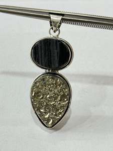 Beau Style Naturel Noir Tourmaline et Pyrite Pierres Précieuses Brutes Pendentifs En Gros En Laiton Métal Gemme Pendentif conception - Product Image 2