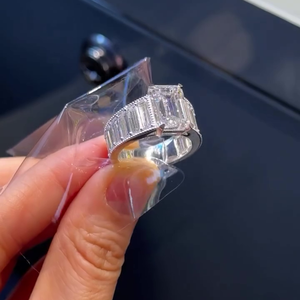 Bague en diamant de laboratoire émeraude certifiée IGI 10.00ctw avec pierres latérales D-E-F VVSVS, élégante et certifiée IGI D-E-F VVSVS - Product Image 3