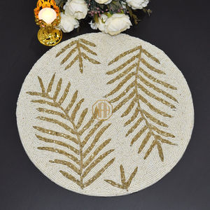 Mantel de mesa de lino con cuentas blancas doradas hecho a mano, placa de cargador de acento de lujo personalizada, diseño botánico bordado, suministro de exportación de fábrica - Product Image 1