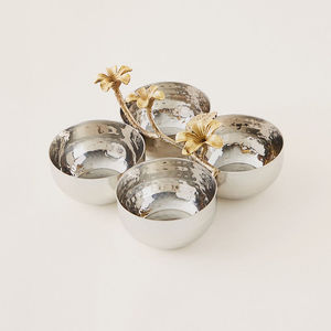 Ensemble de 4 bols décoratifs en métal poli de luxe avec un design martelé, ornés de fleurs dorées, pour servir des noix et des dattes lors de fêtes - Product Image 1