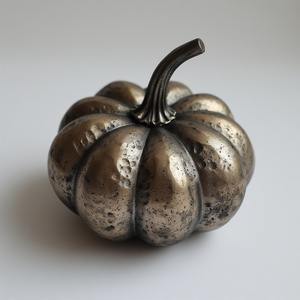 Portavelas de calabaza de aluminio único, acabado a mano con detalles tallados brillantes, elaborado para la temporada de Halloween sofisticada - Product Image 4