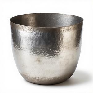 Maceta de plata de alto brillo en forma martillada tradicional hecha para esquinas de sala de estar o temas de decoración navideña - Product Image 1
