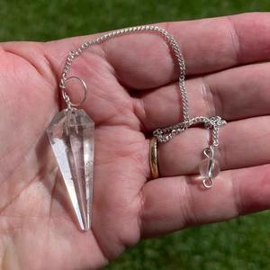 El péndulo de cuarzo transparente más vendido para radiestesia o curación de Reiki y equilibrio de chakras disponible a un precio razonable - Product Image 4
