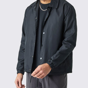 แจ็คเก็ตโค้ชผู้ชายคุณภาพสูง ผลิตจากผ้าที่มีน้ำหนักเบาและกันน้ำ ผลิตโดยผู้ผลิตมืออาชีพ - Product Image 1