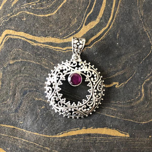 Colgante de rubí con corte esmeralda de diseñador, engaste de bisel, dije religioso de oro rosa con baño de rodio, material de platino - Product Image 1