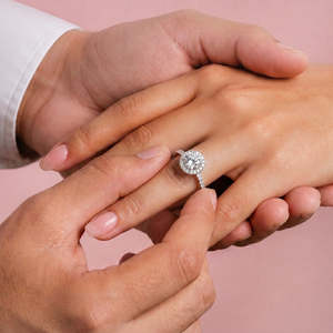 Anillo Zarkan Moderno y Elegante de Plata 925 con Incrustaciones de Diamantes Americanos, Talla Única para Compromiso, Calidad Duradera - Product Image 1