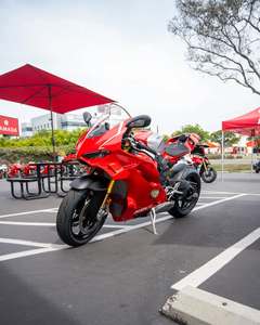 Moto de course V4 1100cc haut de gamme, design de cadre léger - Product Image 4