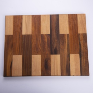 Palette de service artisanale en hêtre et bois de rose égyptien - Petit plateau à fromage minimaliste - Bois naturel à grain visible de 1,5 cm d'épaisseur - Product Image 4