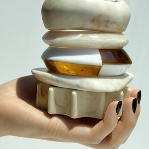 Bracelets en résine de créateur très demandés, bijoux fantaisie avec finition brillante et style moderne, disponibles au prix d'exportation - Product Image 2