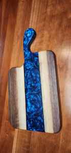 Tabla de servir queso de resina azul premium y madera natural, perfecta para utensilios de cocina, presentaciones de bodas y cenas. - Product Image 4