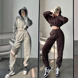 ชุดสเวตเชิ้ตแบบครอปมีฮู้ดโอเวอร์ไซส์สำหรับผู้หญิงชุดวอร์มกางเกงเปล่าและชุดวอร์มเปิดไหล่แบบสั่งตัด - Product Image 1