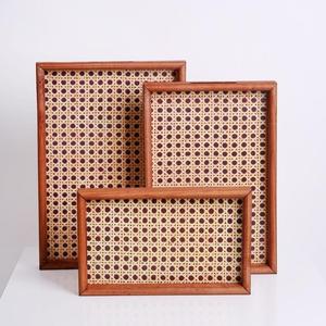 Ensemble de plateaux en rotin en bois-Petites tailles moyennes et grandes pour servir des options colorées naturelles à des fins décoratives pour la vaisselle - Product Image 1