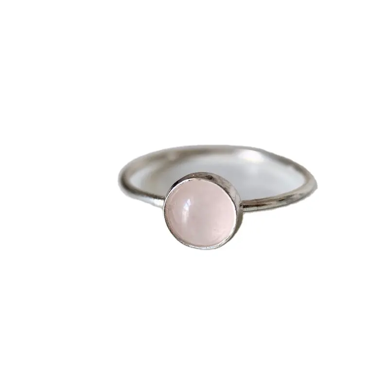 Кольцо из серебра 92,5 пробы с золотым полированным натуральным розовым кварцем круглой формы ручной работы