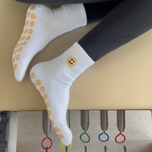 ถุงเท้ากีฬา bcsi มีไอคอนรอยยิ้มความยาวของลูกเรือกำหนดโลโก้และบรรจุภัณฑ์กันลื่นจับจีบสำหรับพิลาทีสยิมโยคะบาร์ - Product Image 2