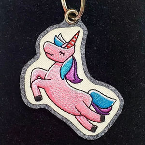 Écussons brodés en sergé écologiques All Star Emblems, motif licorne, pour chaussures, sacs, chapeaux et décoration intérieure - Fabriqué à Taïwan - Product Image 1