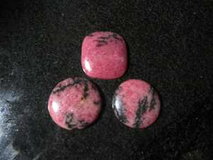 พลอยโรโดไนต์ธรรมชาติคุณภาพสูงแบบคาโบชอง 3 ชิ้น พลอยโรโดไนต์มีค่าสำหรับทำเครื่องประดับ ใช้ในงานทำเครื่องประดับ ราคาขายส่ง - Product Image 2