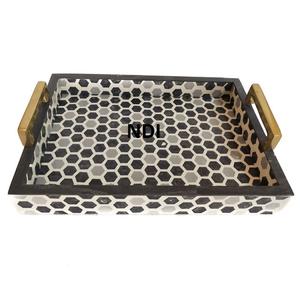 Nouveau plateau de service en bois imprimé avec un design élégant, bordure noire et poignées en bois, idéal pour les célébrations royales - Product Image 1