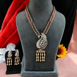 สร้อยคอจี้นกยูงเพทายวิคตอเรียการจัดเรียงอย่างสง่างามของหินเพทายประกายที่ดึงดูดแสงจากทุกมุม - Product Image 1