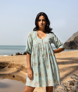 เดรสสั้นคอวีแขนสั้นพิมพ์ลายสำหรับผู้หญิงมาใหม่เดรสสั้นคอวีลำลองพิมพ์ลายโลโก้ออกแบบได้ตามต้องการสำหรับฤดูร้อน - Product Image 4